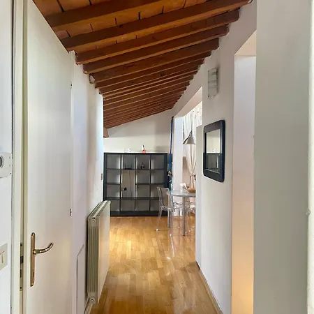 Luminosa Mansarda Vicino Al Porto Apartman *
